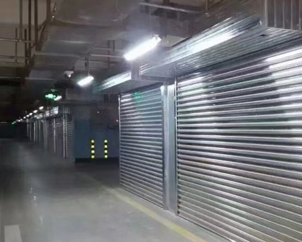 新絳縣農(nóng)村商業(yè)銀行防火門、防火卷簾、擋煙垂壁安裝調(diào)試中