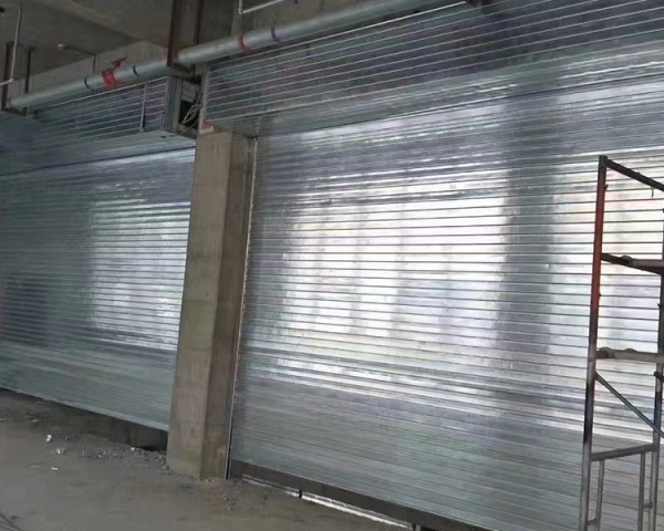 學府智能停車樓防火門，防火卷簾，快速門，擋煙垂壁施工現(xiàn)場